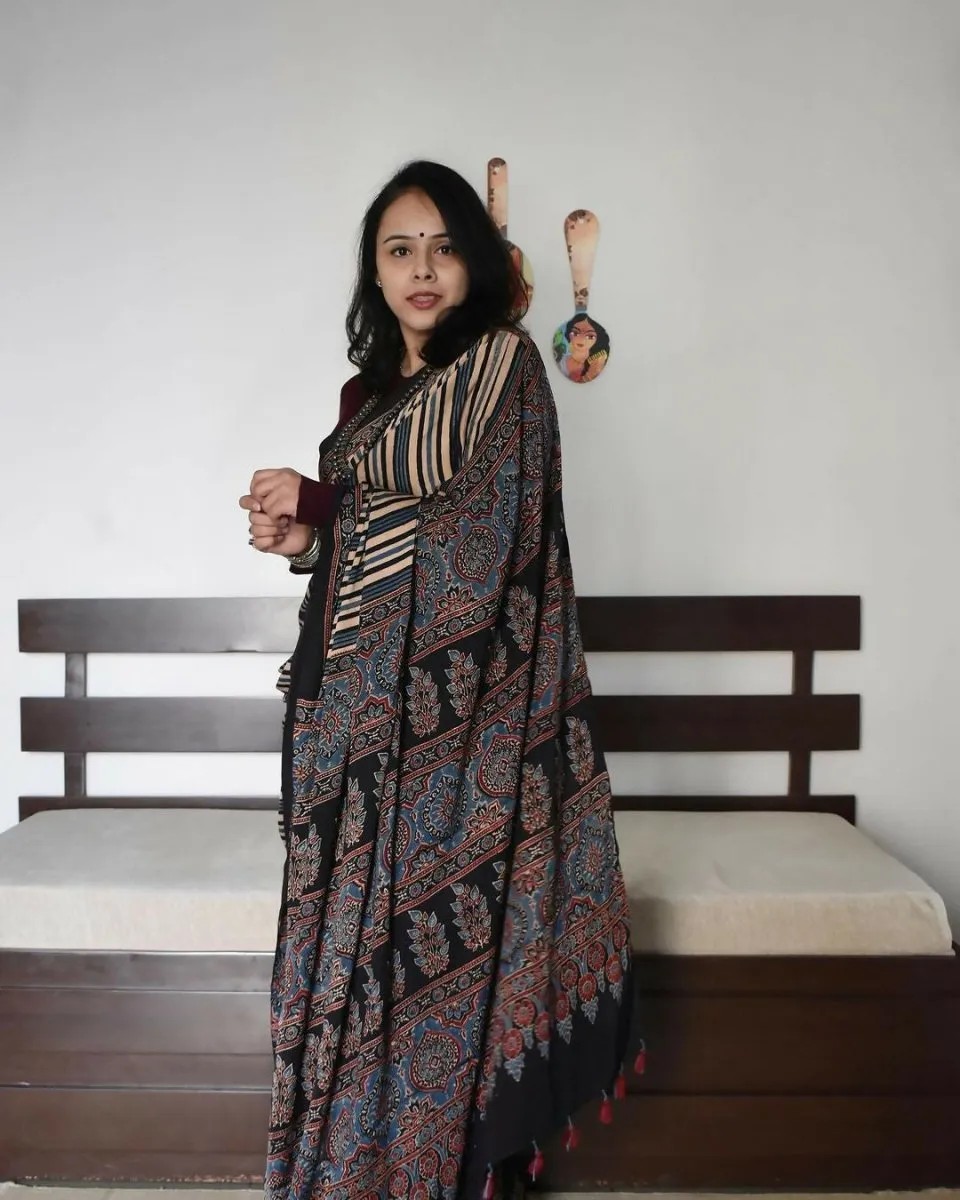 Arfa Fashion House Black Dual Tone Silk Digital Printed Saree