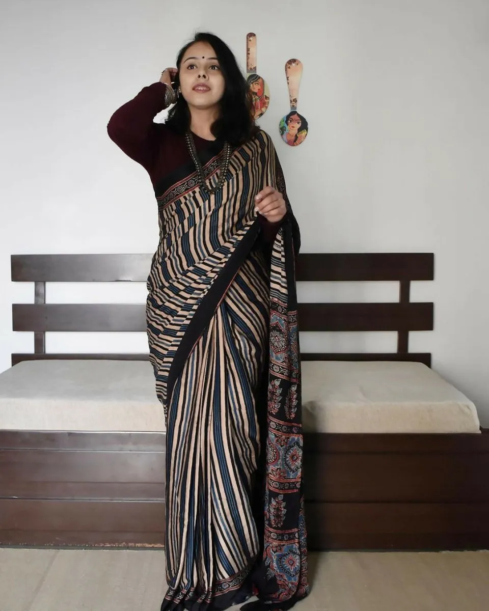 Arfa Fashion House Black Dual Tone Silk Digital Printed Saree