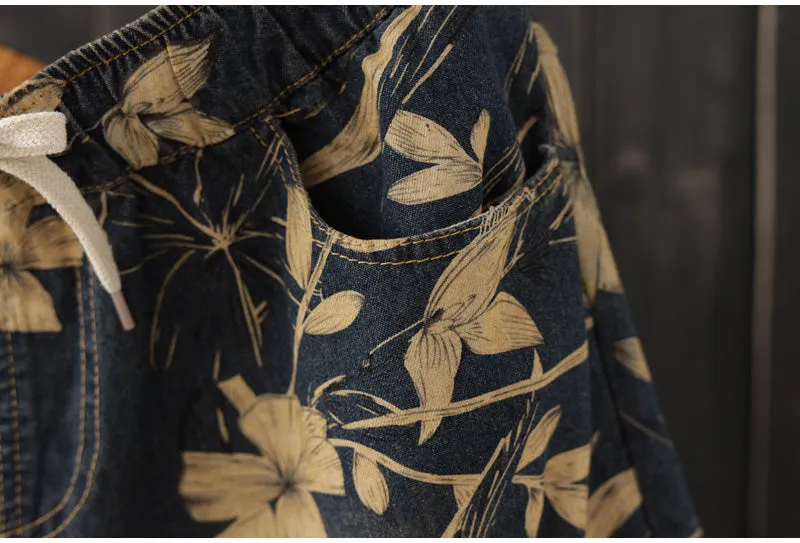 AUTUMN ROLL HEM DENIM SHORTS IN FLORAL PRINT   